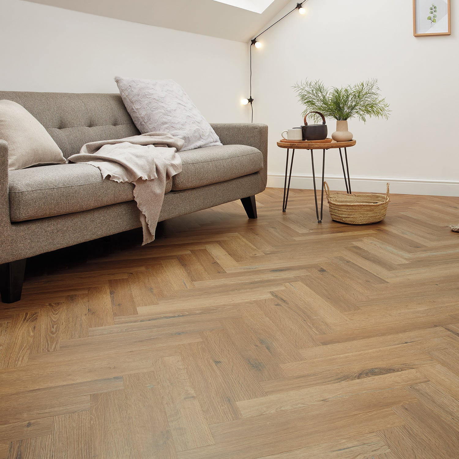 Karndean Knight Tile Gluedown LVT Flooring in Traditional Character Oak Herringbone SM-KP146 - 3.34m2 Full Pack